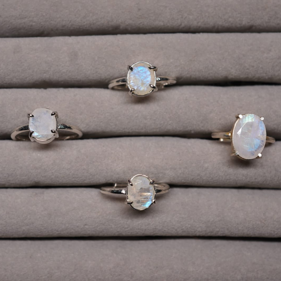 🌙 Rainbow Moonstone Ring – Intuition, Feminine Energy & Protection