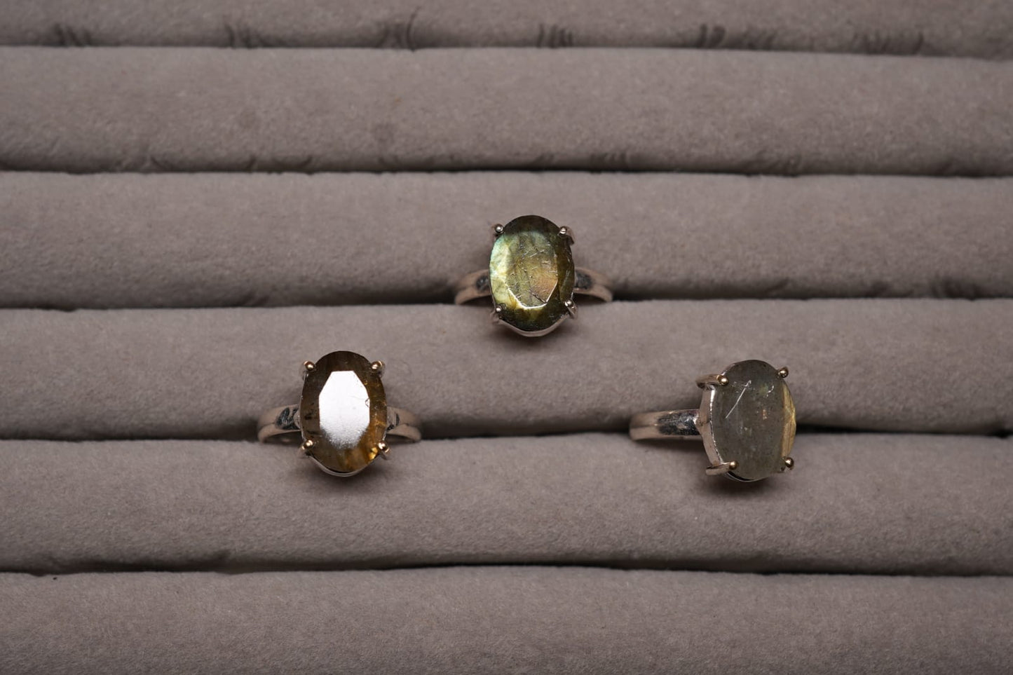 ✨ Labradorite Ring – Intuition, Transformation & Protection