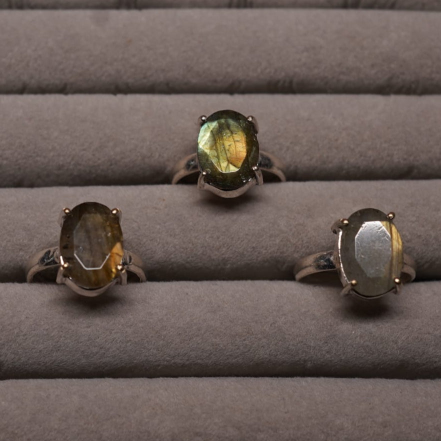✨ Labradorite Ring – Intuition, Transformation & Protection