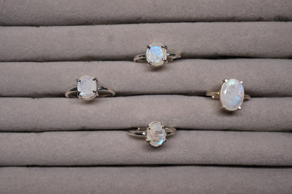 🌙 Rainbow Moonstone Ring – Intuition, Feminine Energy & Protection