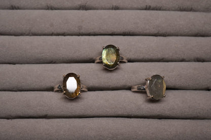 ✨ Labradorite Ring – Intuition, Transformation & Protection
